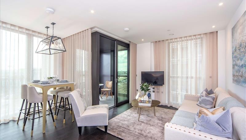 2 bed property in Charles Clowes Walk, London